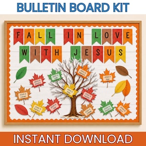 Può includere: Un kit per bacheca con sfondo effetto legno bianco e bordo smerlato arancione. Il testo FALL IN LOVE WITH JESUS è scritto su gagliardetti colorati. Un albero centrale è circondato da foglie autunnali con frasi come JESUS IS GOOD.