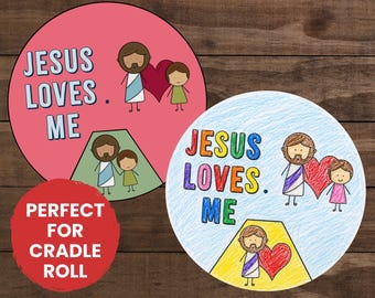 Può includere: Due design grafici circolari con il testo JESUS LOVES ME. Uno presenta uno sfondo rosa a tinta unita con personaggi dei cartoni animati e un cuore rosso. L'altro ha uno sfondo blu con texture a matita e testo e figure colorate.