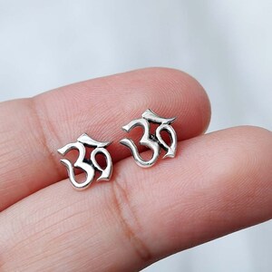 925 Sterling Silber Tiny Aum Om Ohm Yoga Ohrstecker, Namaste Spirituelle Meditation Ohrringe, Zierliche Knorpel Helix Tragus Ohrstecker