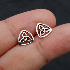 Kleine zilveren Keltische Triquetra Stud Oorbellen-kleine eenvoudige geometrische minimale Boho minimalistische sieraden -Tragus kraakbeen Helix meerdere piercings