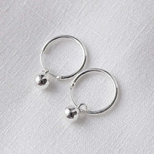 Orecchini pendenti a cerchio con pallina, orecchini a cerchio con pallina minuscola in argento sterling 925, orecchini a cerchio minimali, orecchini pendenti a cerchio con pallina rotonda, orecchini Boho Boho