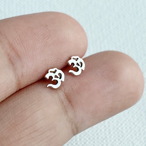 Brincos de prata esterlina 925 minúsculos Ohm Aum Om Yoga, brincos de meditação espiritual Namaste, brincos delicados de cartilagem Helix Tragus