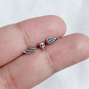 925 Sterling Silber nicht übereinstimmende Ohrstecker Set - Schädel und Flügel Alternative Post Ohrringe Schmuck - Goth Wicca Hexe Ohrstecker