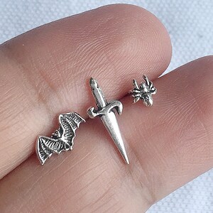 925 Sterling Silber Mismatched Ohrstecker Set - Kleine Fledermaus, Dolch, kleine Spinne Ohrstecker - Knorpel Tragus Helix Second Hole Piercing