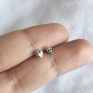 925 Sterling Silber Mismatched Ohrstecker Set - Tiny Heart and Skull Punk Goth Post Ohrringe - Knorpel Tragus Helix Second Hole Piercing