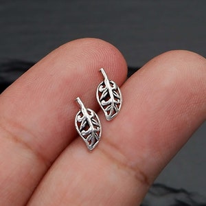 Zierliche Blatt Ohrstecker, kleine Blatt Ohrringe, Sterling Silber Ohrstecker, Blatt Ohrstecker, niedliche Pflanze Ohrringe, kleine Ohrstecker