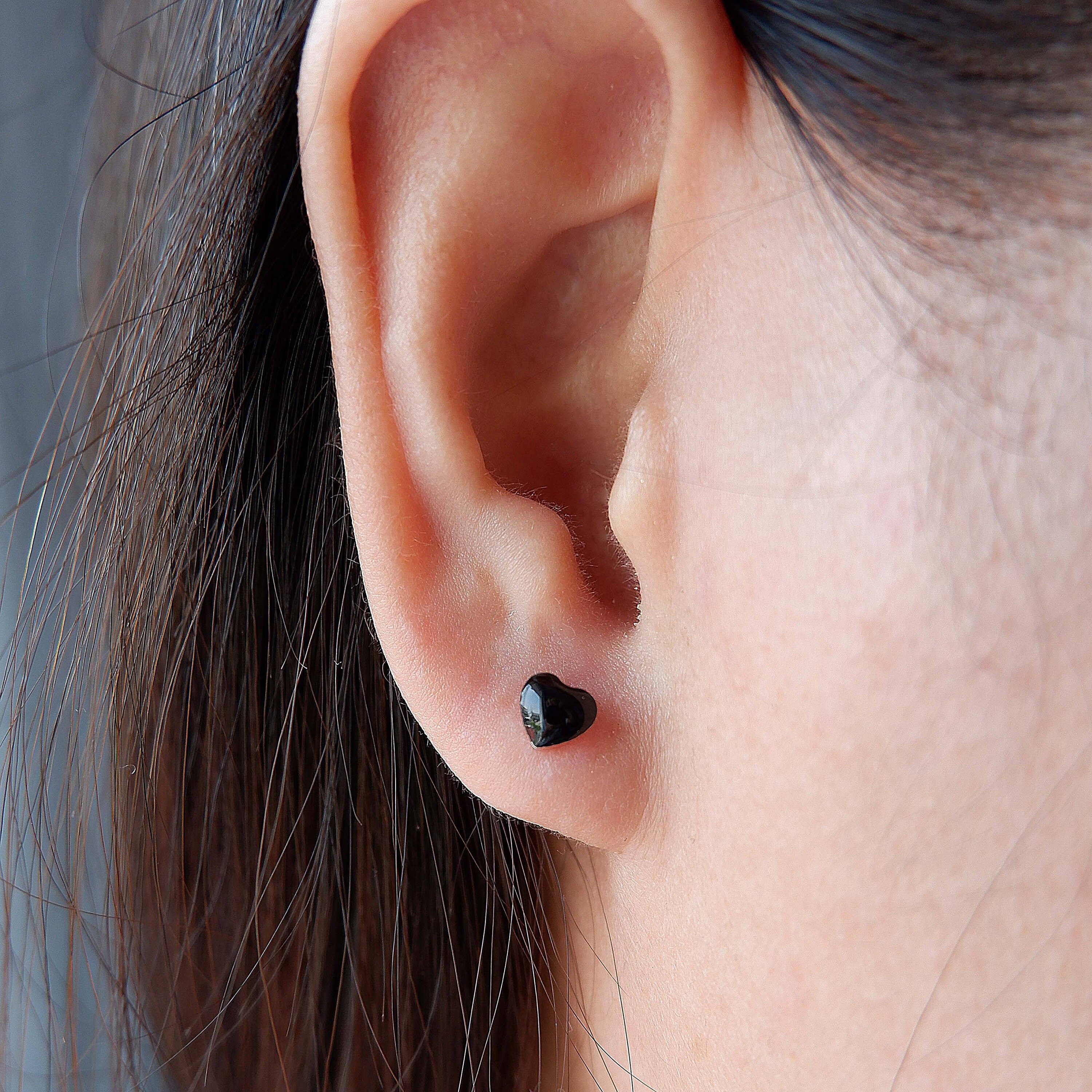 925 Sterling Silver Dainty Dainty Black Heart Post Earrings