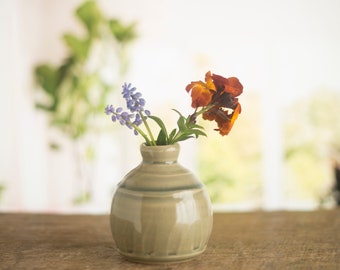 Pottery reed diffuser, ceramic essential oil diffuser, and stem vase.