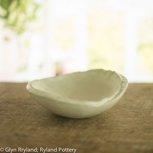 Miska wabi sabi o chropowatych krawędziach
