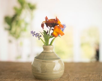 Pottery reed diffuser, ceramic essential oil diffuser, and stem vase.