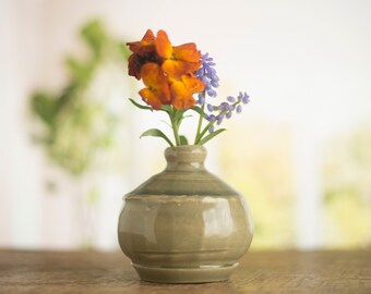 Pottery reed diffuser, ceramic essential oil diffuser, and stem vase.