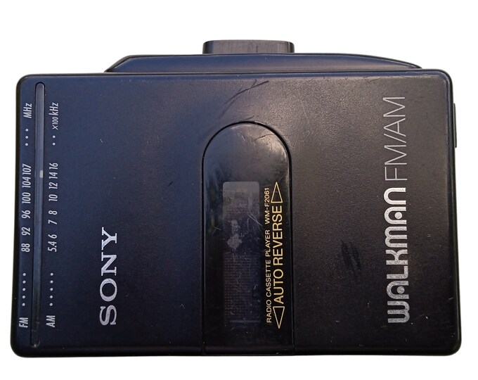 Sony Walkman WM-F2061 Stereo-Radio-Kassettenspieler mit automatischer Umkehrung. Genießen Sie den analogen Sound der 80er Jahre mit dem in Japan hergestellten Sony Walkman