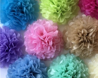 Könnte beinhalten: Sortiment aus Seidenpapier-Pompons in verschiedenen Farben, darunter hellblau, Lavendel, rosa, grün, beige und creme. Die Pompons sind in einem Halbkreis auf weißem Hintergrund angeordnet.