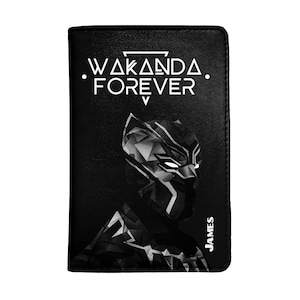 Fundas de piel sintética para pasaporte de PicasaTravel (porta pasaportes) para viajes [Nombre personalizado] Wakanda