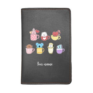 Fundas de pasaporte de piel sintética PicasaTravel (porta pasaportes) para viajes [nombre personalizado] Linda mascota Bangtan del ejército K-pop B-T 21 B.T.S.