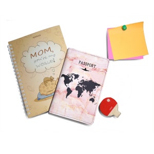 PicasaTravel Faux Leather Passport Covers (Paspoort houder) voor reizen [Naam aangepast] Roze Marmer Patroon Wereldkaart