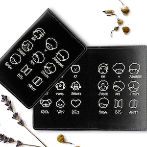 Fundas de pasaporte de piel sintética PicasaTravel (porta pasaportes) para viajes [Nombre personalizado] Bonita fan del K-pop ARMY