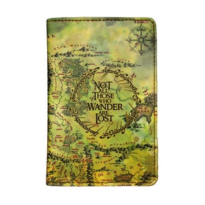 Fundas de pasaporte de piel sintética de PicasaTravel (portapasaportes) para viajes [nombre personalizado] No todos los que deambulan están perdidos Magia de Halloween