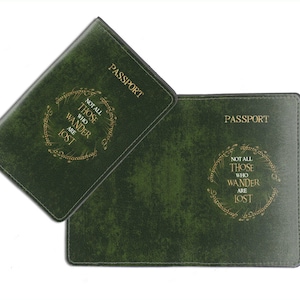 Fundas de pasaporte de piel sintética PicasaTravel (porta pasaportes) para viajes [nombre personalizado] No todos los que deambulan están perdidos. Vintage