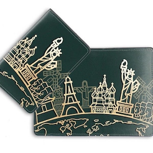 Fundas de pasaporte de piel sintética PicasaTravel (porta pasaportes) para viajes [nombre personalizado] No todos los que deambulan están perdidos. Viaja por el mundo.