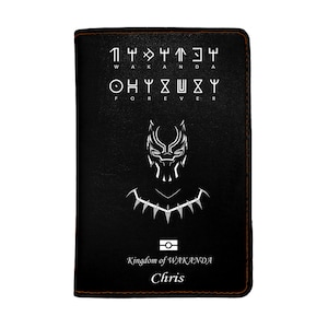 Fundas de piel sintética para pasaporte de PicasaTravel (porta pasaportes) para viajes [Nombre personalizado] Wakanda