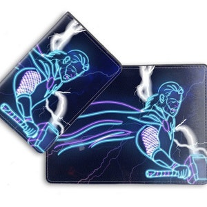 Puede incluir: Dos porta pasaportes con un diseño de neón azul y morado de Thor, un superhéroe de Marvel Comics, sosteniendo su martillo, Mjolnir. El diseño presenta rayos y un fondo azul oscuro.