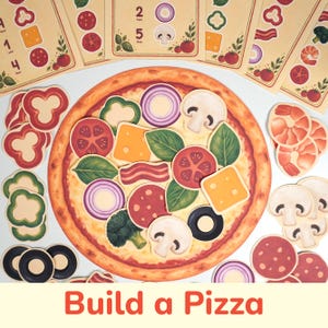 Puede incluir: Un juego educativo Build a Pizza que incluye una base de pizza circular grande, varios recortes de cartón con ingredientes como pepperoni, champiñones, camarones, pimientos, cebollas y albahaca, y varias tarjetas de instrucciones con números.