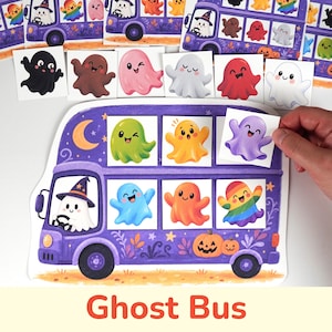 Pode incluir: Um tabuleiro em forma de autocarro roxo com um condutor fantasma de chapéu de bruxa e janelas vazias. Vários cartões quadrados que representam fantasmas coloridos em tons como verde, laranja, roxo, azul e arco-íris são colocados nas janelas.