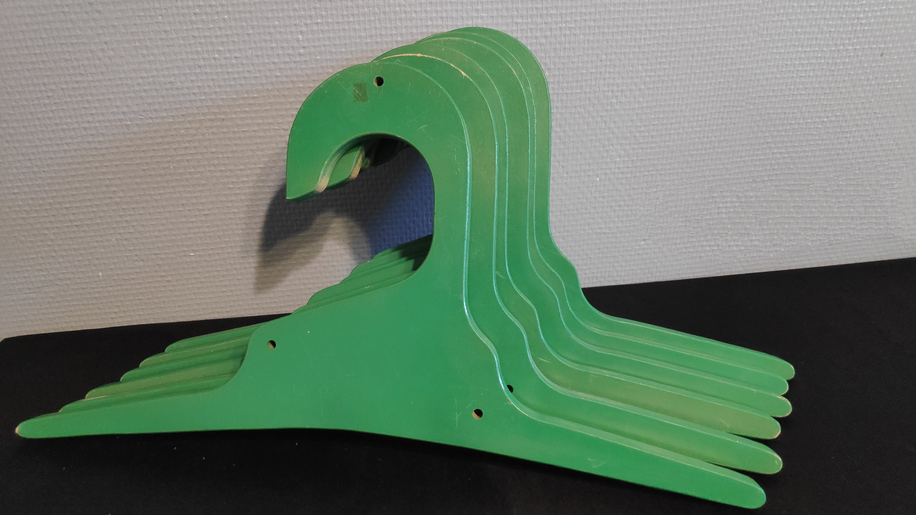 Cintres Vert en Bois Épais Vintage