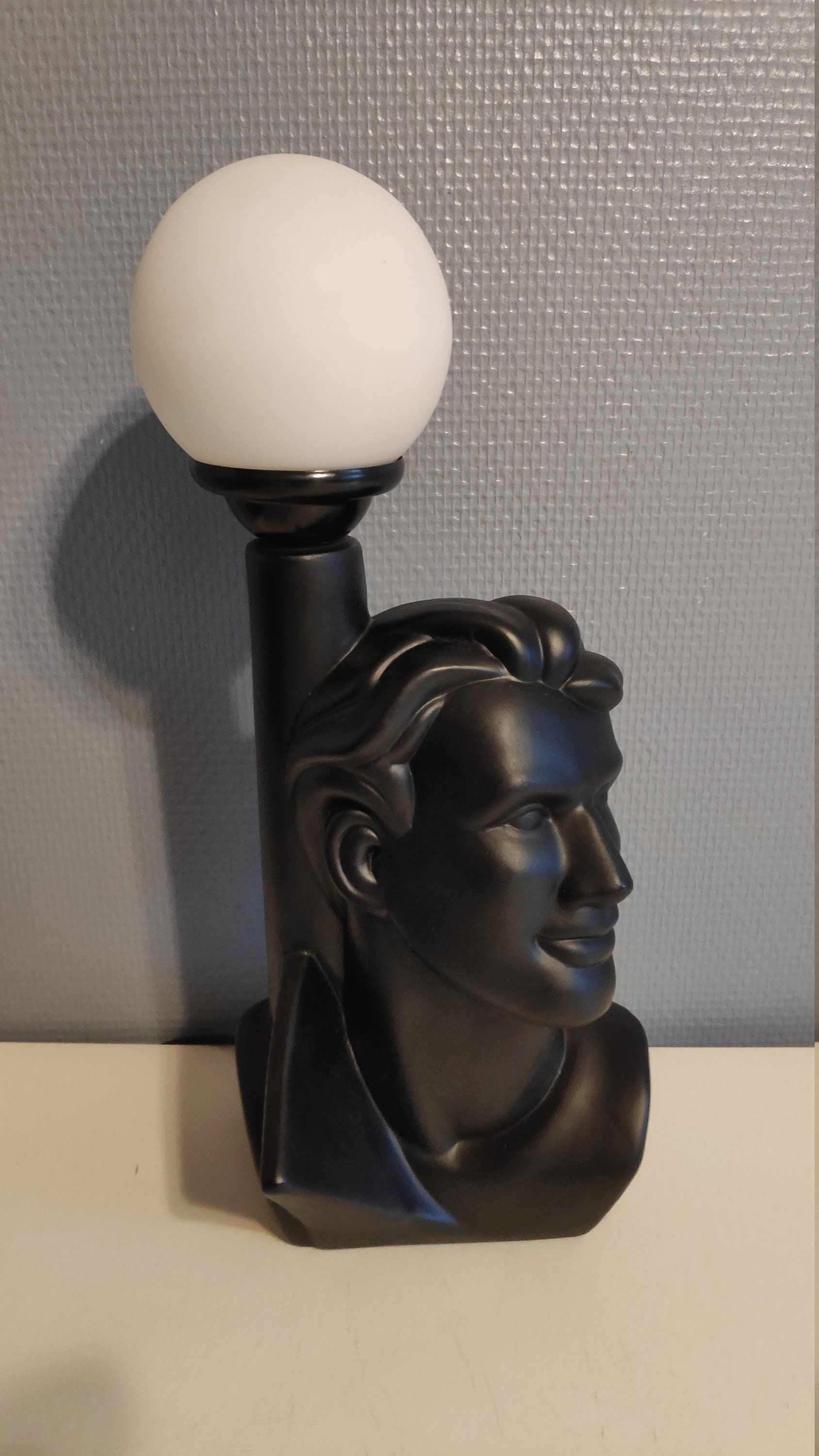 Lampe Buste en Céramique Noire et Globe Opaline Blanc