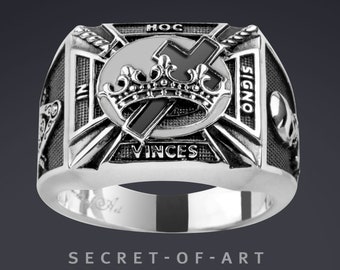 May include: A silver ring with a detailed design featuring a crown, cross, and swords. The ring has the words "HOC", "IN", "SIGNIO", and "VINCIS" engraved on it. The text "SECRET-OF-ART" is at the bottom.