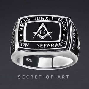 Peut inclure: Une bague maçonnique en argent avec un émail noir représentant un compas et une équerre, les mots "Virtus Junxit Mors Separab" et une étoile de chaque côté. La bague est marquée "925" à l'intérieur de la bande.