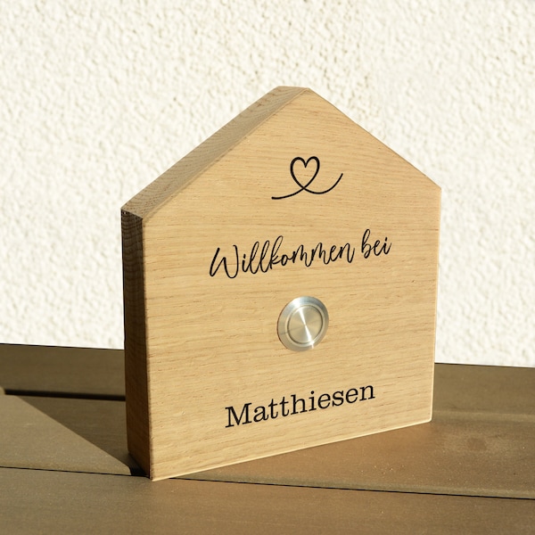 Klingelschild Eiche (12x14 cm) personalisiert in Form eines Hauses – Schreibschrift Herz beleuchtet LED Taster Tür Wand Eingang Namen Holz