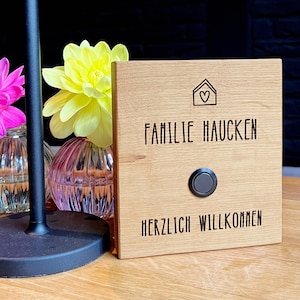 Eiche Klingelschild (12x14 cm) personalisiert Motiv Herz im Haus • Namensschild mit Klingel Taster aus Edelstahl oder schwarz oder LED-Licht