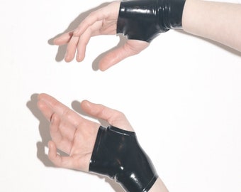 Handgelenklange fingerlose Stulpenhandschuhe aus Latex nach Maß