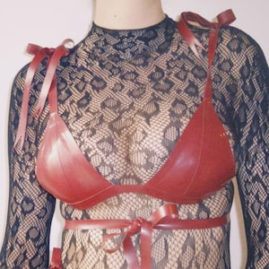 Biustonosz Minnie - Lateksowy trójkątny biustonosz typu bralet z zapięciem na kokardę