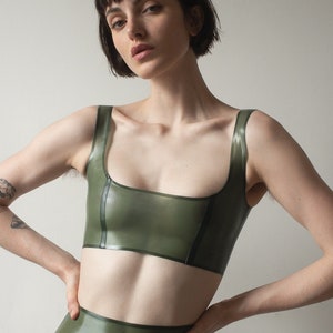 Brassière basique faite sur mesure avec soutien-gorge en latex et en caoutchouc avec dos nu