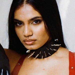 Extra großes Choker Halsband aus Latex mit Nietenverschluß und Schnallenverschluß