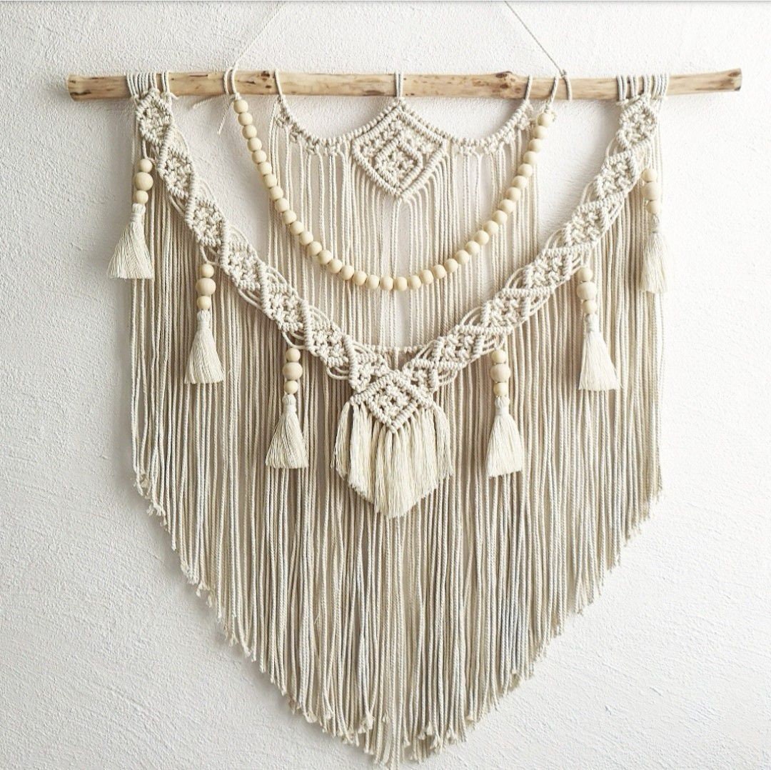 Tenture Murale en Macramé avec Pompons et Perles Bois