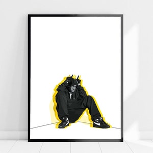 Può includere: Un'illustrazione in bianco e nero di una persona che indossa una felpa con cappuccio nera e pantaloni neri, seduta con le mani sulla testa. La persona è circondata da un contorno giallo.