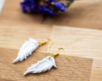 Boucles d'oreilles plumes et ailes d'ange - Déclaration audacieuse, bijoux religieux en pâte polymère