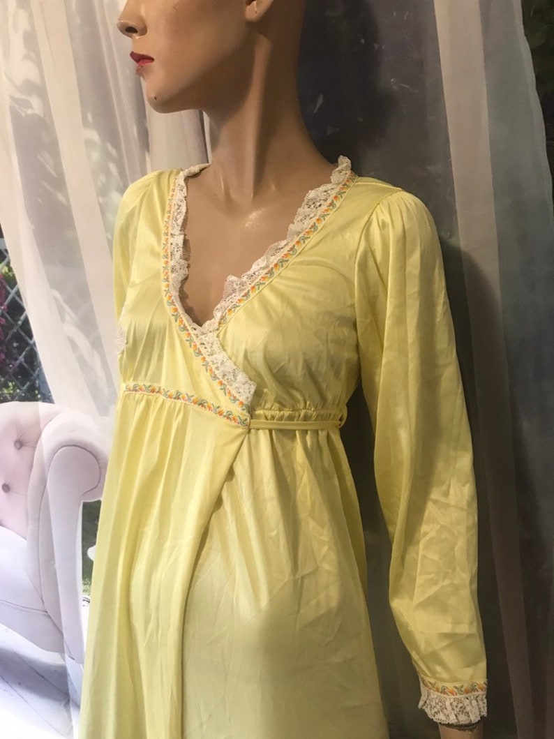 Vintage Slumber Suzy night gown duster yellow tall girl lingerie with lace trims size S