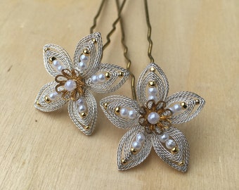 Cordonet flowers (2 or 3 pieces) with small gold beads