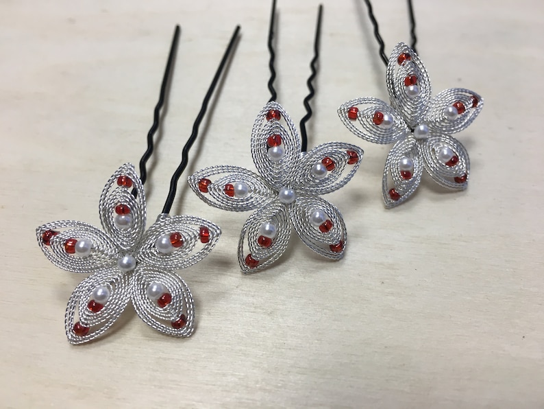 Cordonet flowers 2 or 3 pieces with small silver beads Red