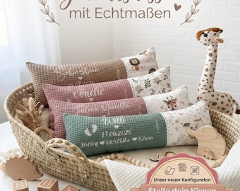 Könnte beinhalten: Vier rechteckige Waffelpique-Kissen in Braun, Altrosa und Salbeigrün, personalisiert mit Namen, Geburtsdaten und Maßen. Die Kissen haben weiße Stoffenden mit Tierillustrationen und liegen in einem geflochtenen Korb mit Holzspielzeug.