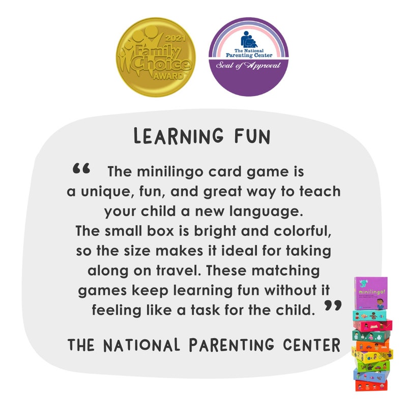 Pu&ograve; includere: Una pila di scatole di gioco di carte minilingo con un sigillo dorato Family Choice Award 2021 e un sigillo viola National Parenting Center Seal of Approval. Il testo recita: LEARNING FUN, The minilingo card game is a unique, fun, and great way to teach your child a new language. The small box is bright and colorful, so the size makes it ideal for taking along on travel. These matching games keep learning fun without it feeling like a task for the child. THE NATIONAL PARENTING CENTER.