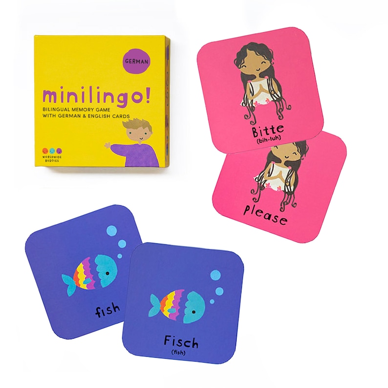 Pu&ograve; includere: Una scatola gialla per il gioco di memoria bilingue Minilingo! con carte in tedesco e inglese, insieme a quattro carte quadrate. Due carte rosa mostrano una persona con il testo Bitte e please. Due carte blu mostrano un pesce colorato con il testo fish e Fisch.