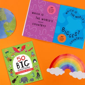 Puede incluir: Un libro verde con el título "50 Big Questions to Discover the World" ilustrado con una escena de dibujos animados colorida. Dos libros abiertos con fondos coloridos y el texto "¿Cuál es el país más pequeño del mundo?" y "¿Cuál es el país más grande del mundo?" con pistas sobre las respuestas. Un arcoíris y un globo terráqueo sobre un fondo naranja brillante.