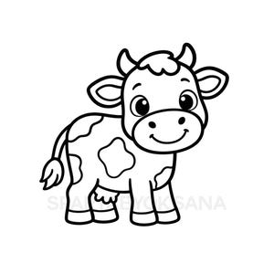 Op de afbeelding: Een zwart-witte lijntekening van een cartoonkoe met grote ogen, een glimlachende mond en vlekken op het lichaam. De koe staat in zijaanzicht met de kop naar voren gedraaid. De tekst SPA BY OKSANA is zichtbaar in de afbeelding.
