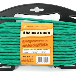 Könnte beinhalten: Eine Rolle grüne geflochtene Kordel mit einem schwarzen Griff. Das Etikett zeigt "GEFLOCHTENE KORDEL" und enthält Angaben wie 5 mm Durchmesser und 20 m Länge. Geeignet für Garten- und Bauarbeiten.